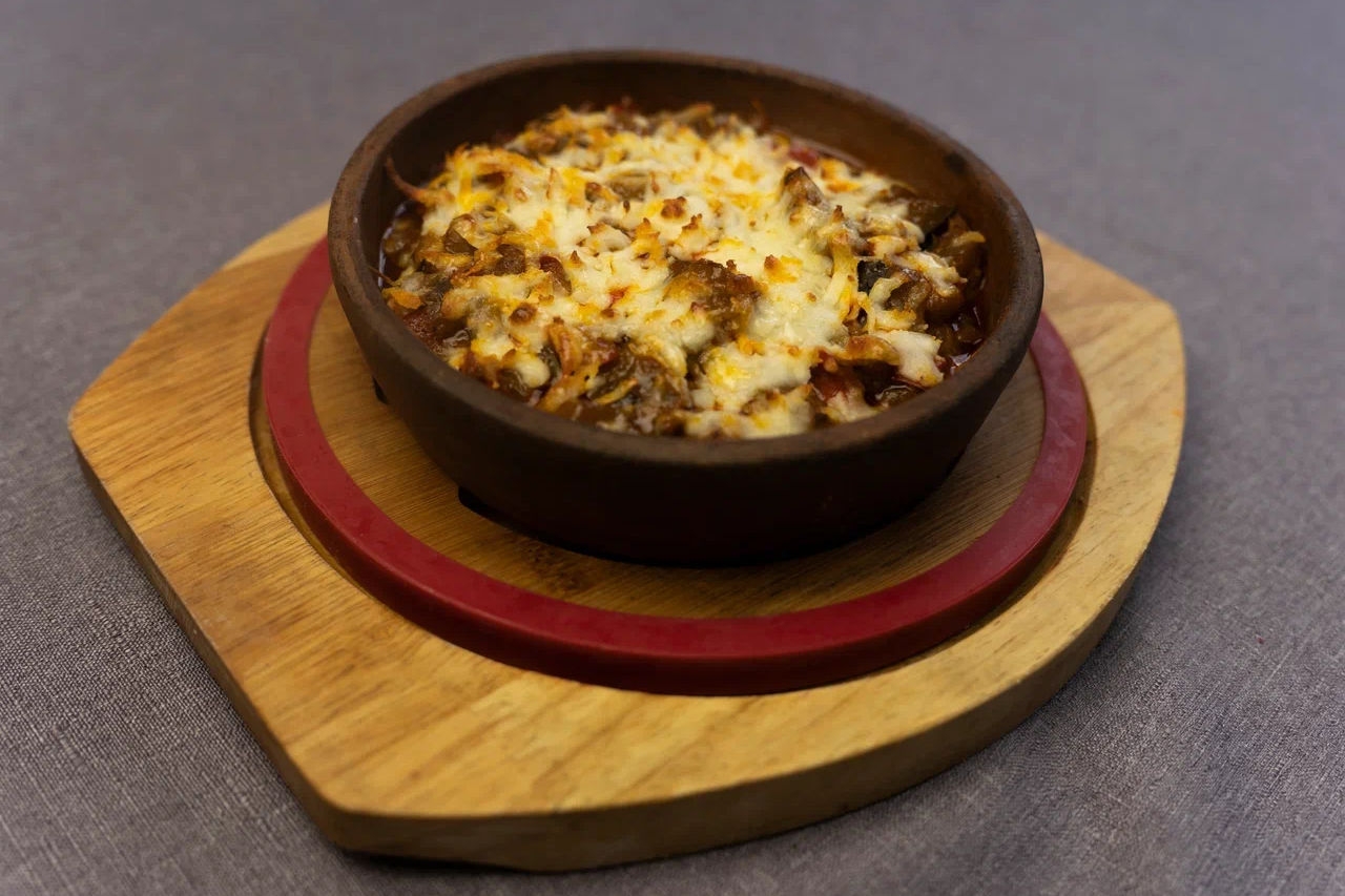 Аджапсандал с сыром на кеци