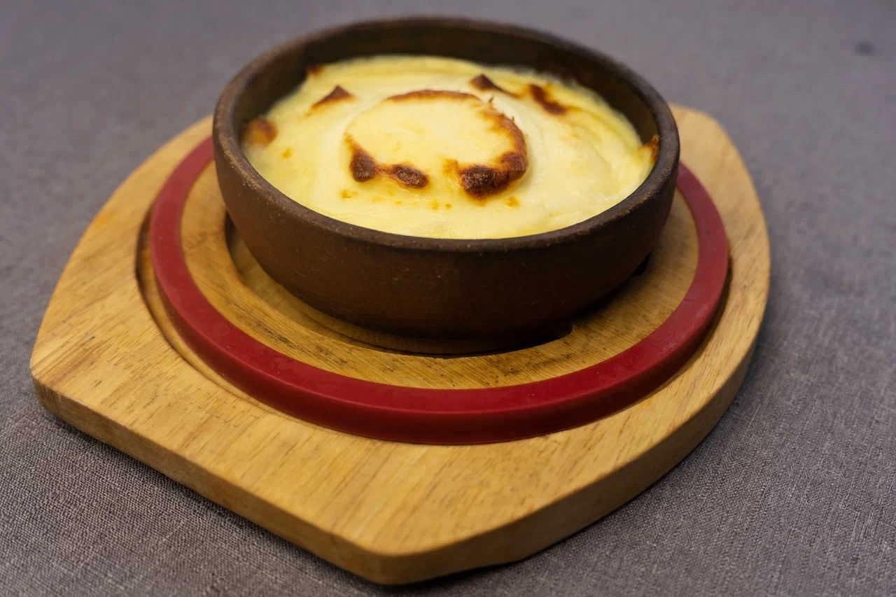 Сулугуни с помидорами на кеци