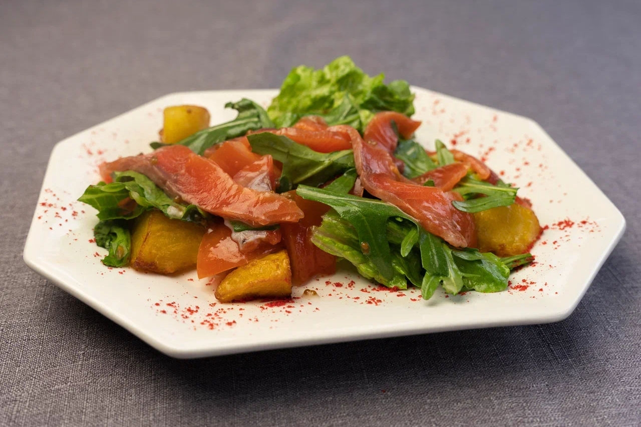 Салат с семгой