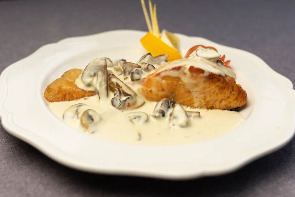Стейк из семги в грибном соусе