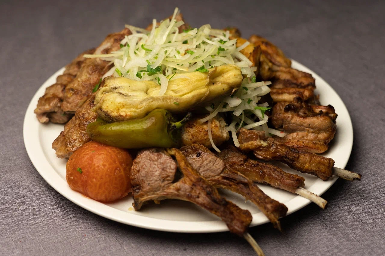 Ассорти из шашлыков с овощами