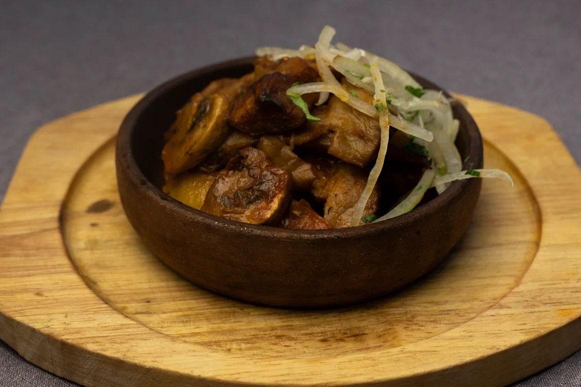 Мясо с овощами на кеци
